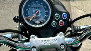 Triumph Bonneville 800 (2000 - 01)  (5)