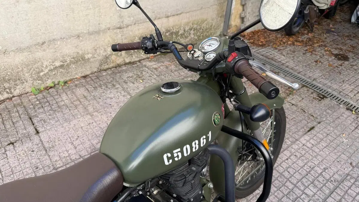 Royal Enfield Classic 500 Pegasus (2019 - 20)  (2)