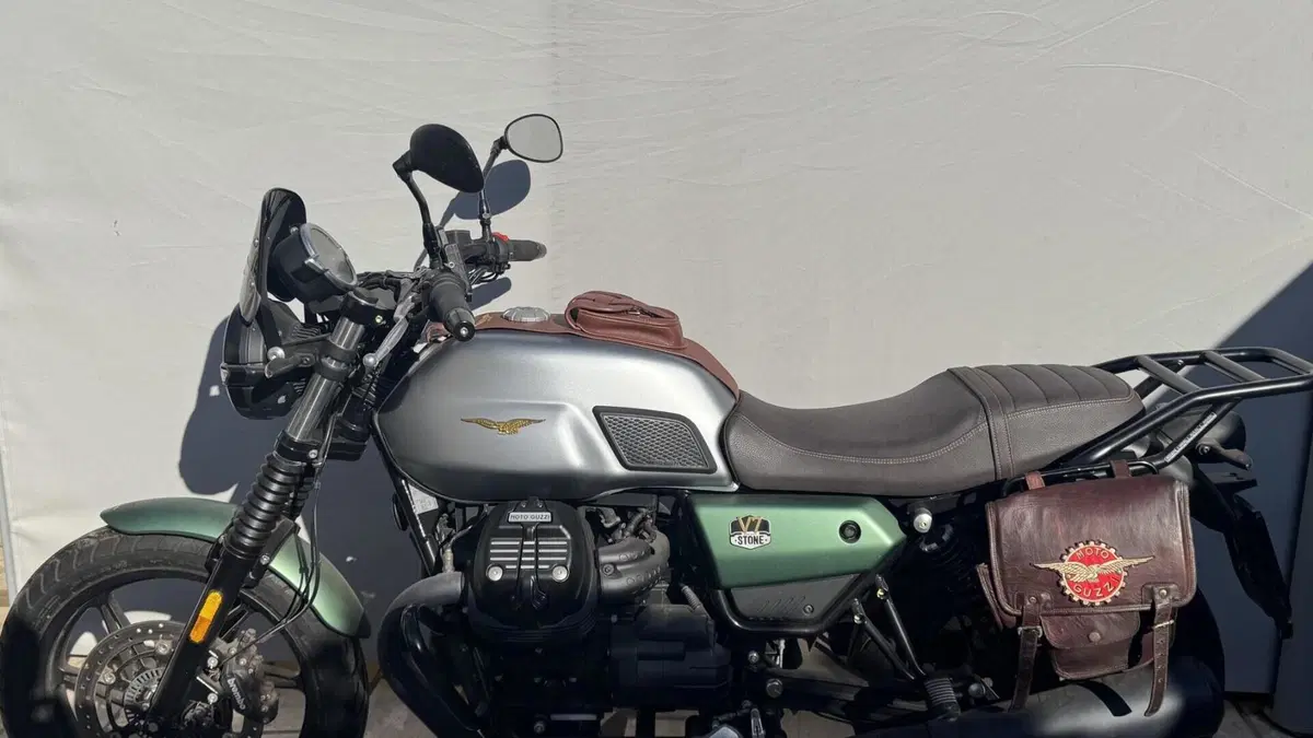 Moto Guzzi V7 Stone Centenario (2021 - 22) 