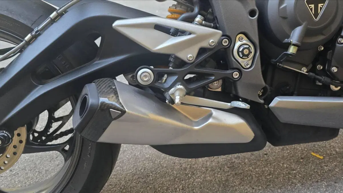 Triumph Street Triple RS (2020 - 22)  (2)
