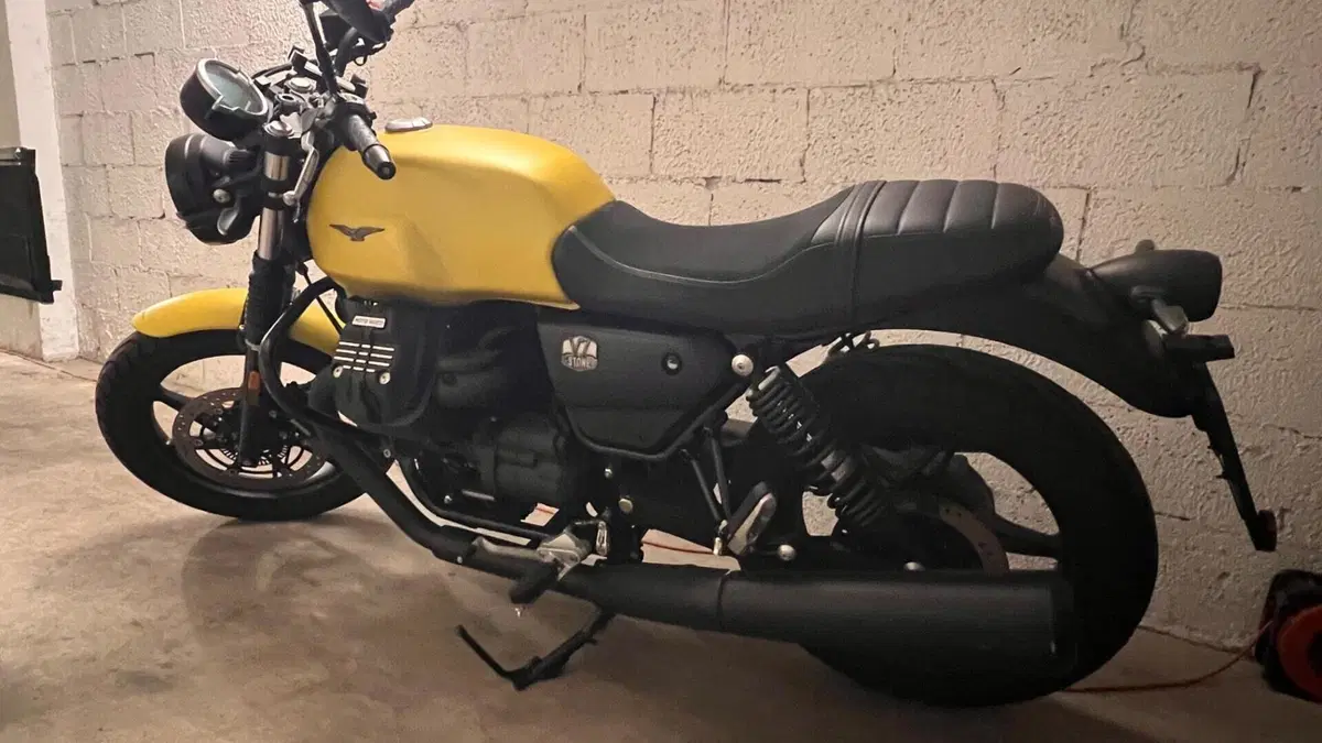 Moto Guzzi V7 Stone (2021 - 24) 