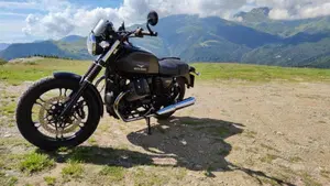 Moto Guzzi V7 II Stone (2015 - 17)  (2)