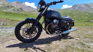 Moto Guzzi V7 II Stone (2015 - 17)  (4)