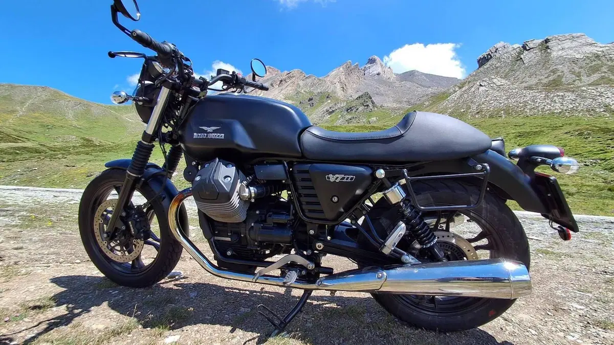 Moto Guzzi V7 II Stone (2015 - 17)  (5)