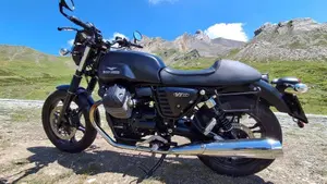 Moto Guzzi V7 II Stone (2015 - 17)  (5)