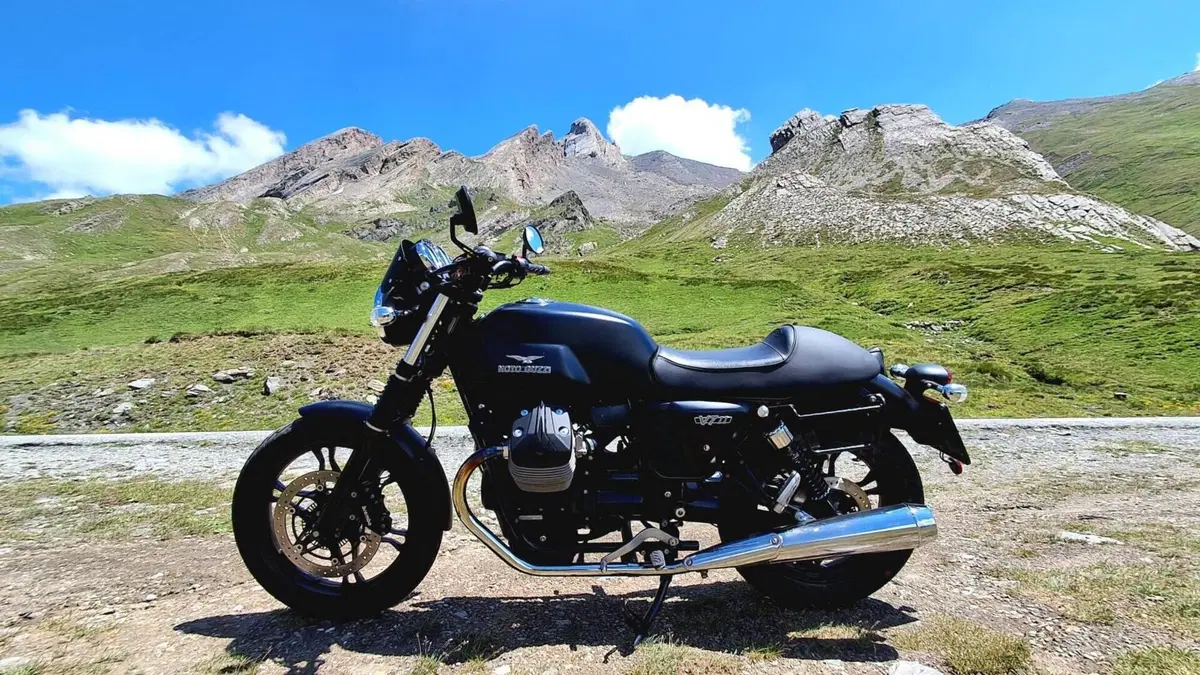 Moto Guzzi V7 II Stone (2015 - 17)  (6)