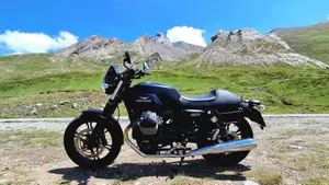 Moto Guzzi V7 II Stone (2015 - 17)  (6)