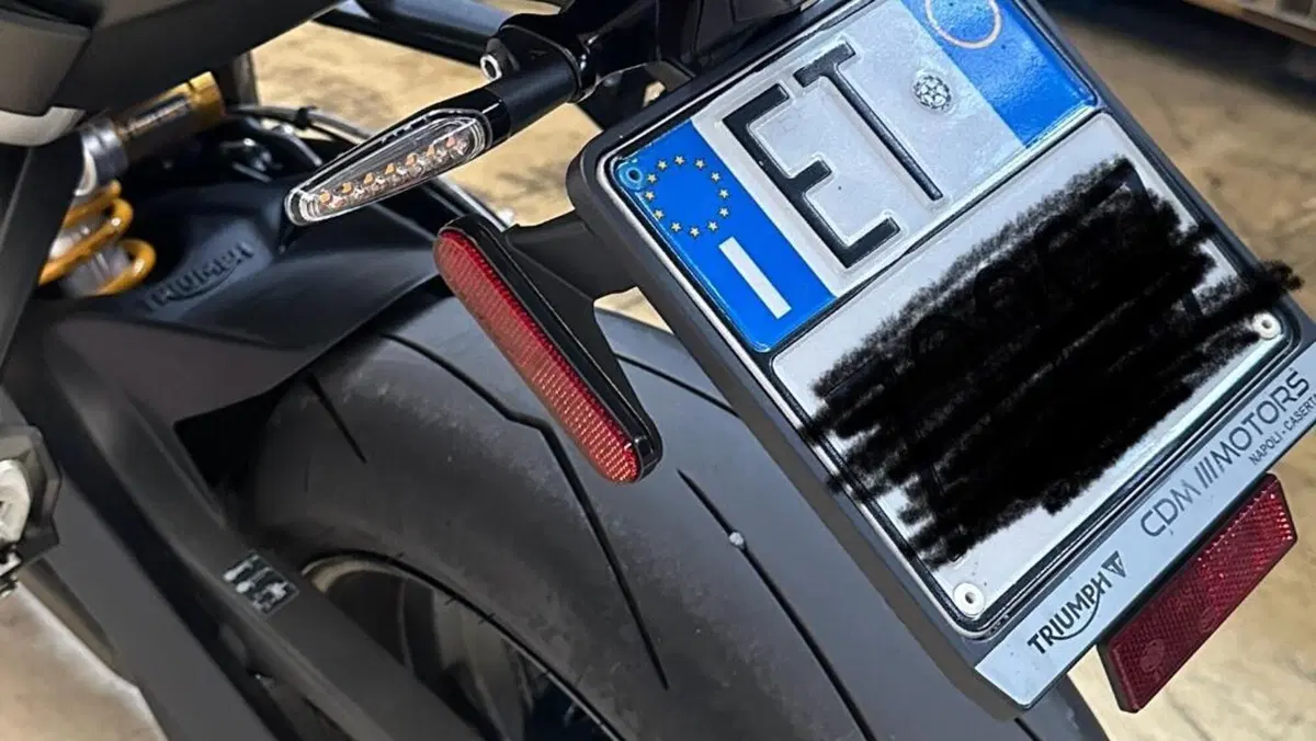 Triumph Street Triple RS (2020 - 22)  (4)