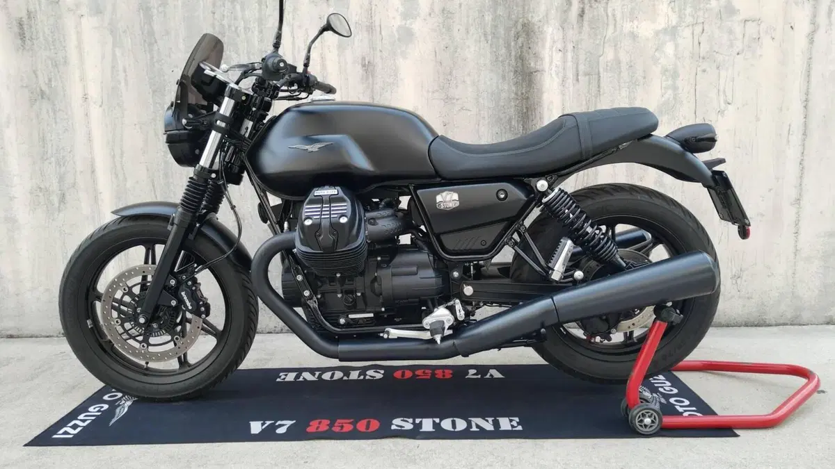 Moto Guzzi V7 Stone (2021 - 24) 