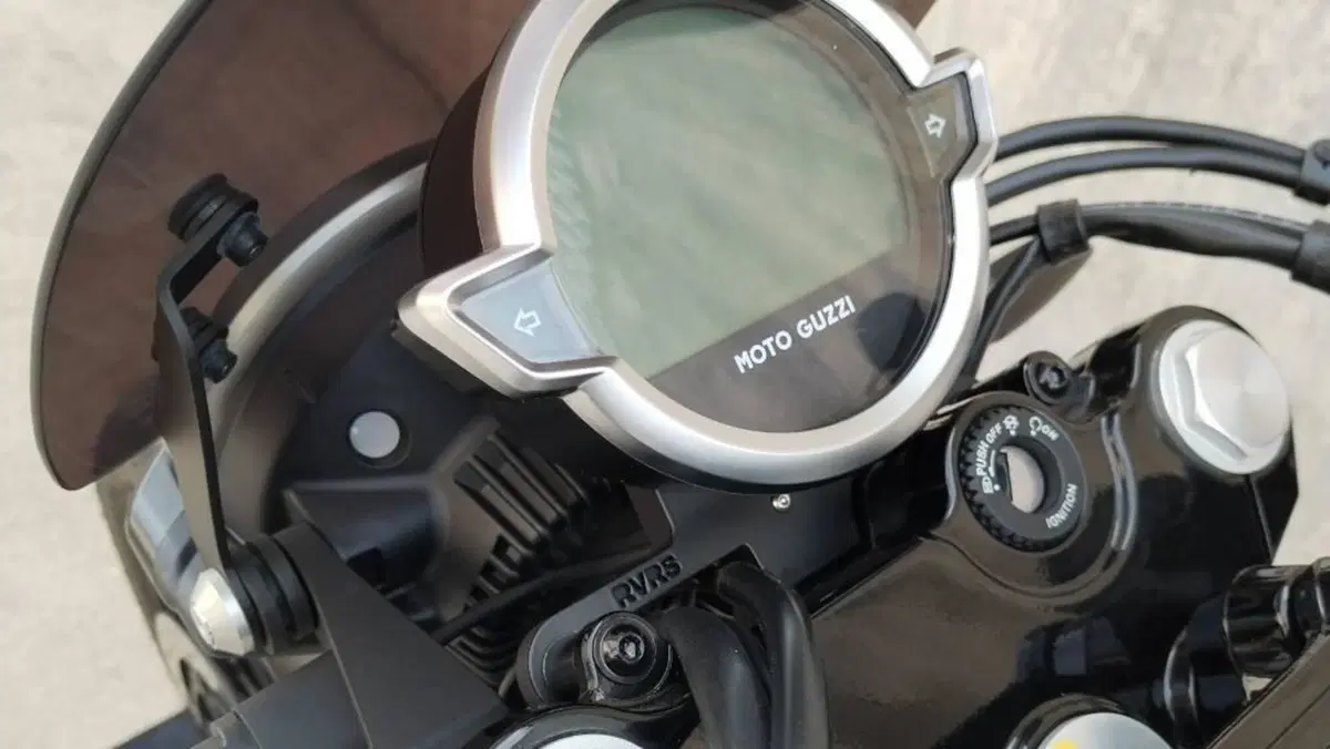 Moto Guzzi V7 Stone (2021 - 24)  (4)