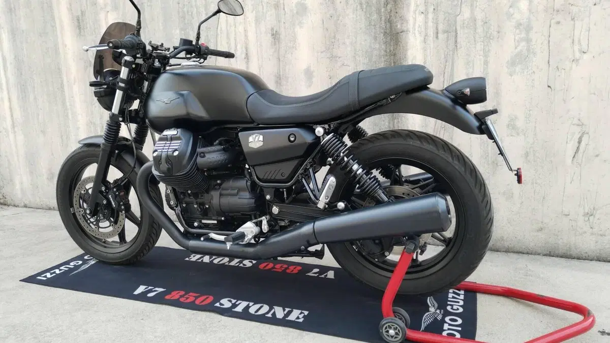 Moto Guzzi V7 Stone (2021 - 24)  (7)