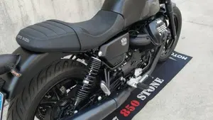 Moto Guzzi V7 Stone (2021 - 24)  (12)