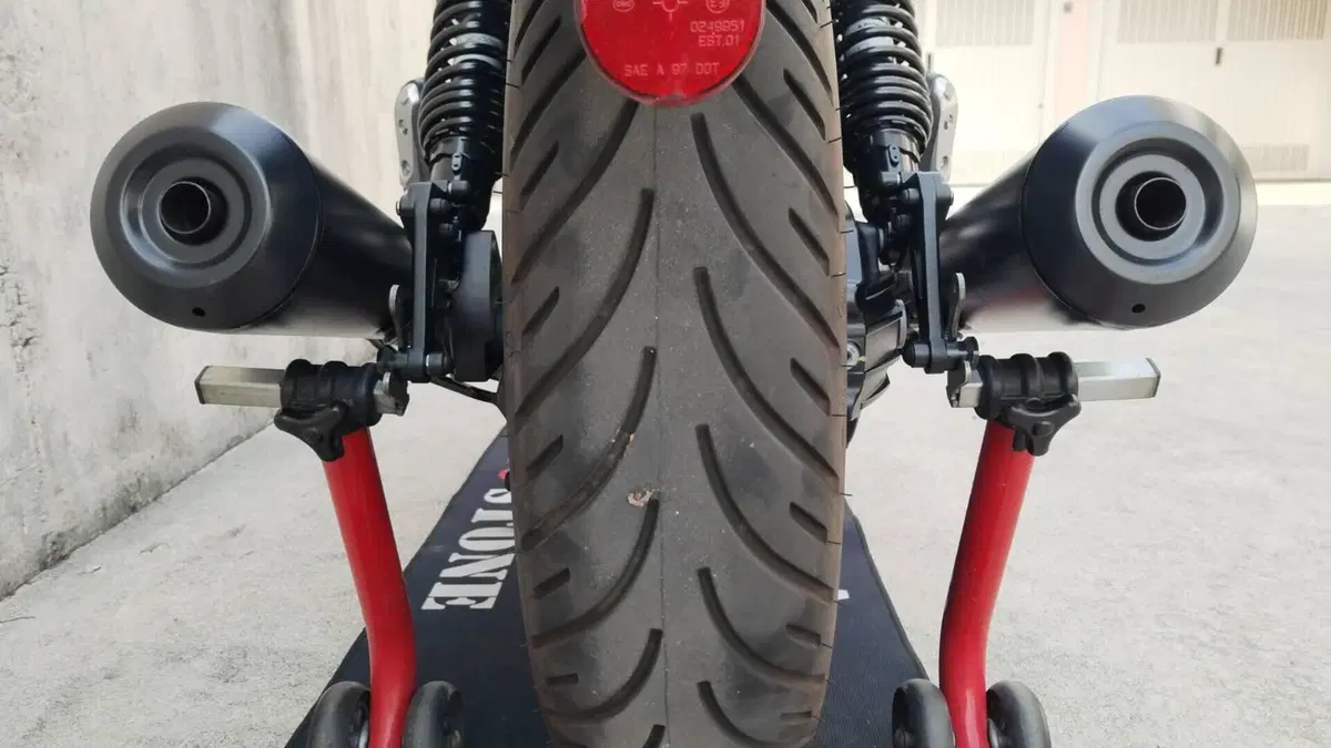 Moto Guzzi V7 Stone (2021 - 24)  (13)