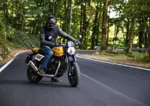Nata dal flat track, costretta alla strada! Il TEST della Triumph Tracker 400 [VIDEO]
