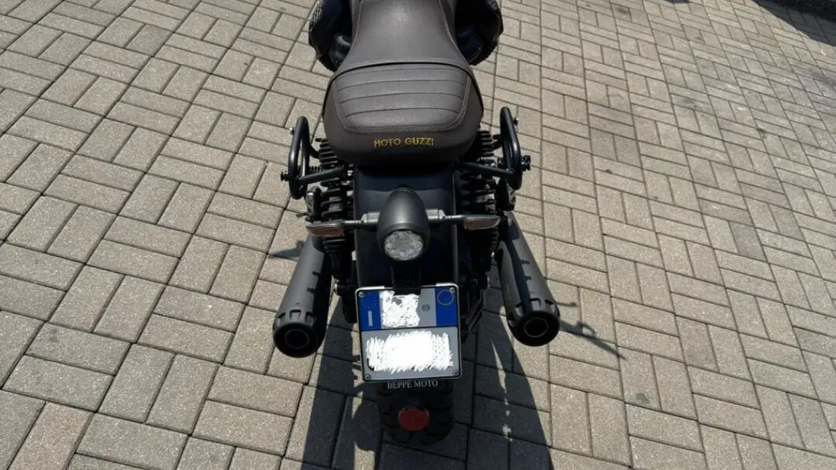 Moto Guzzi V7 Stone Centenario (2021 - 22)  (4)