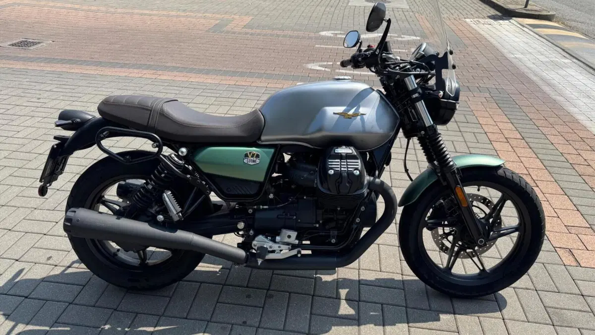 Moto Guzzi V7 Stone Centenario (2021 - 22)  (2)