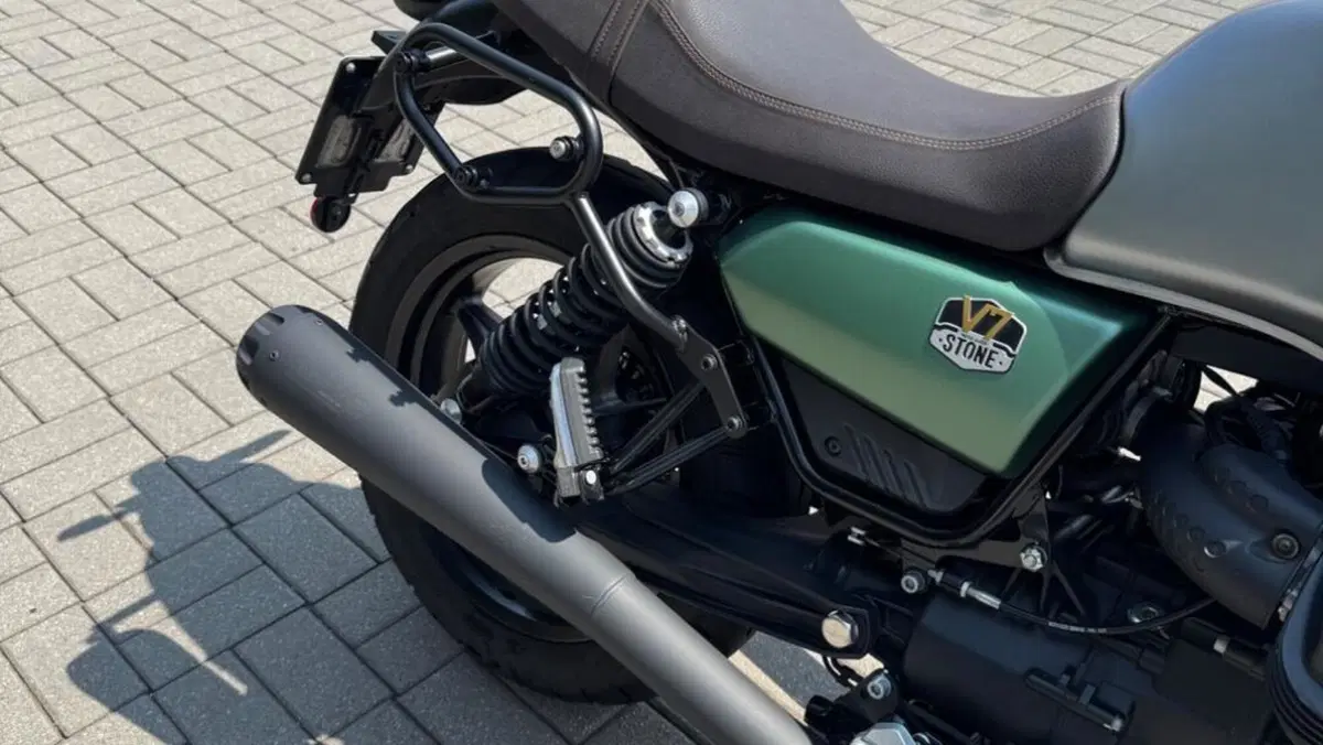 Moto Guzzi V7 Stone Centenario (2021 - 22)  (6)