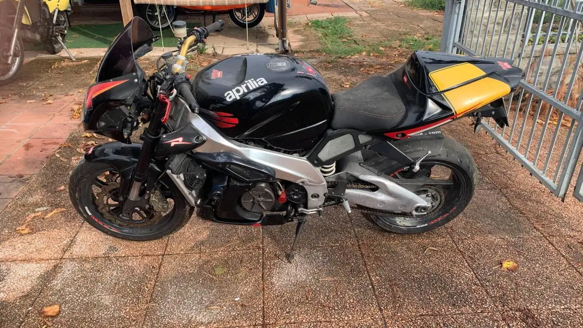 Aprilia RSV 1000 (2000 - 01)  (4)