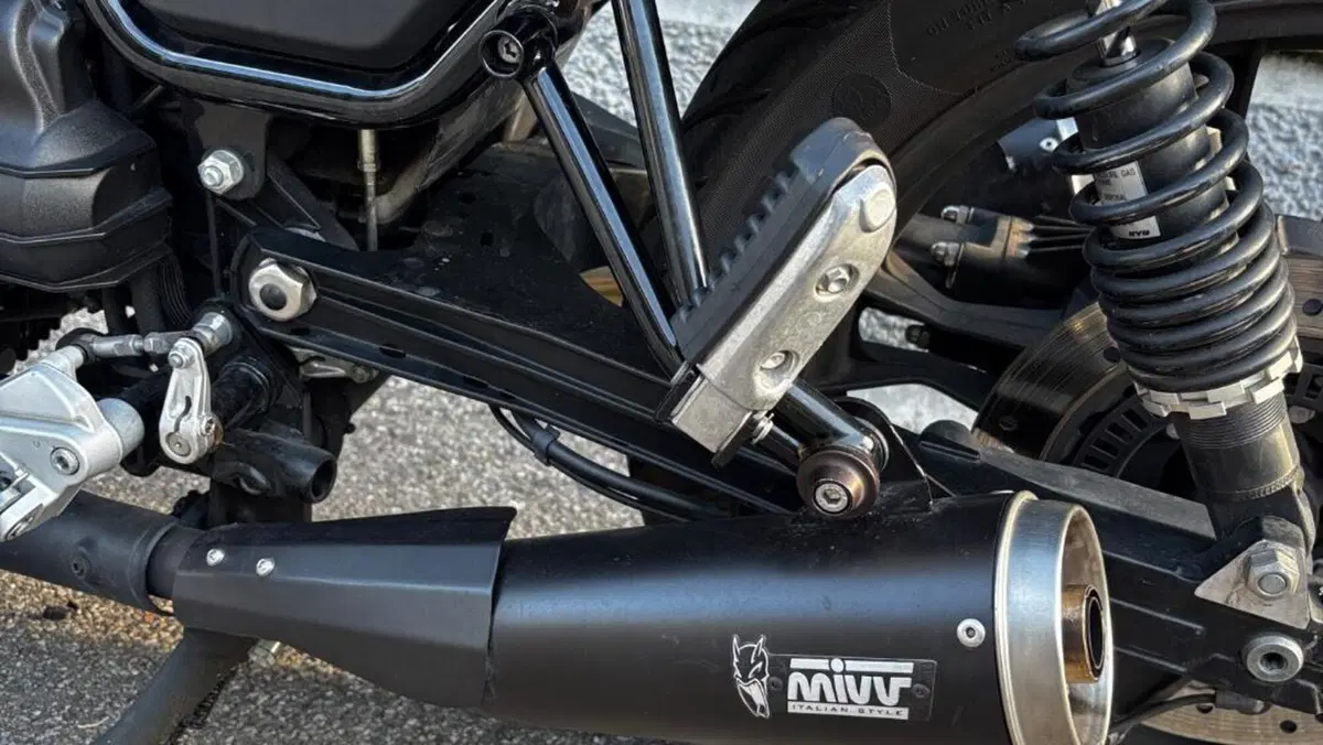 Moto Guzzi V7 III Stone (2017 - 20)  (4)
