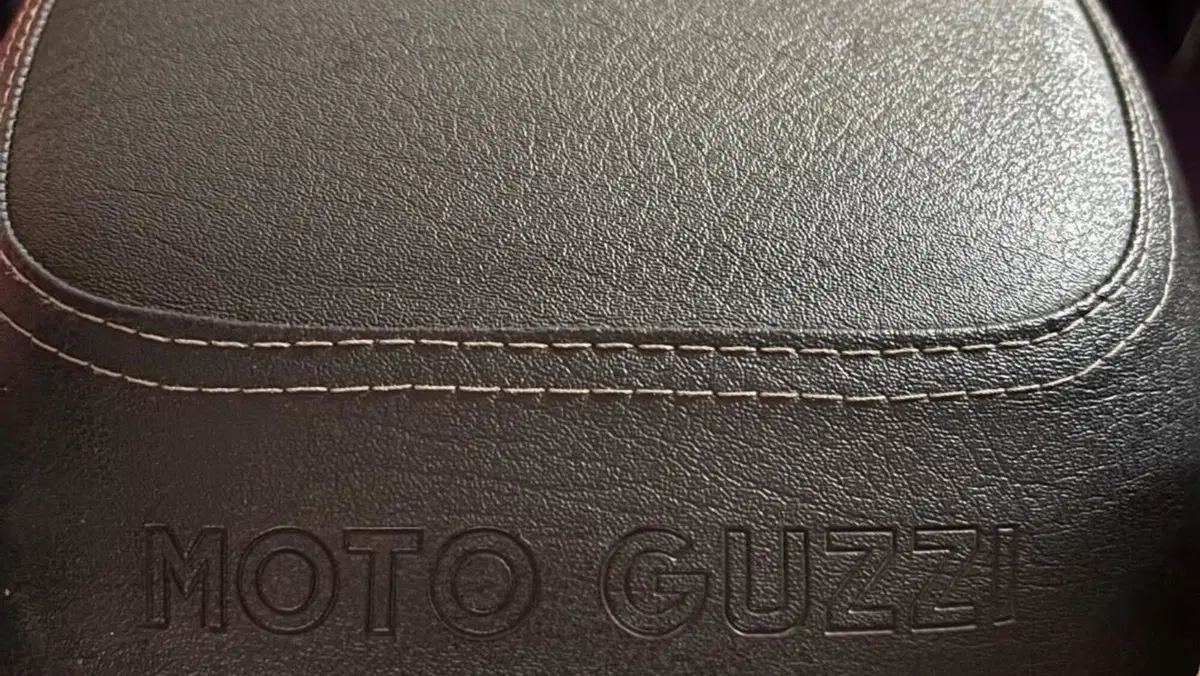 Moto Guzzi V7 III Stone (2017 - 20)  (8)