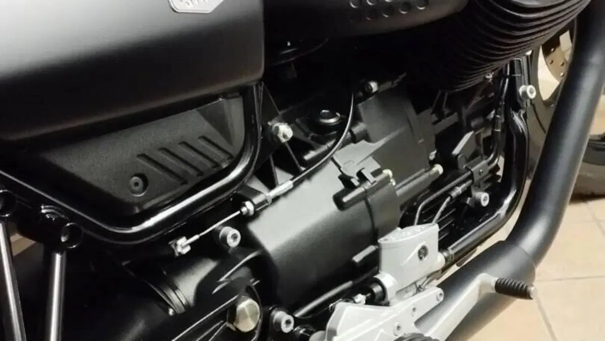 Moto Guzzi V7 Stone (2021 - 24)  (8)