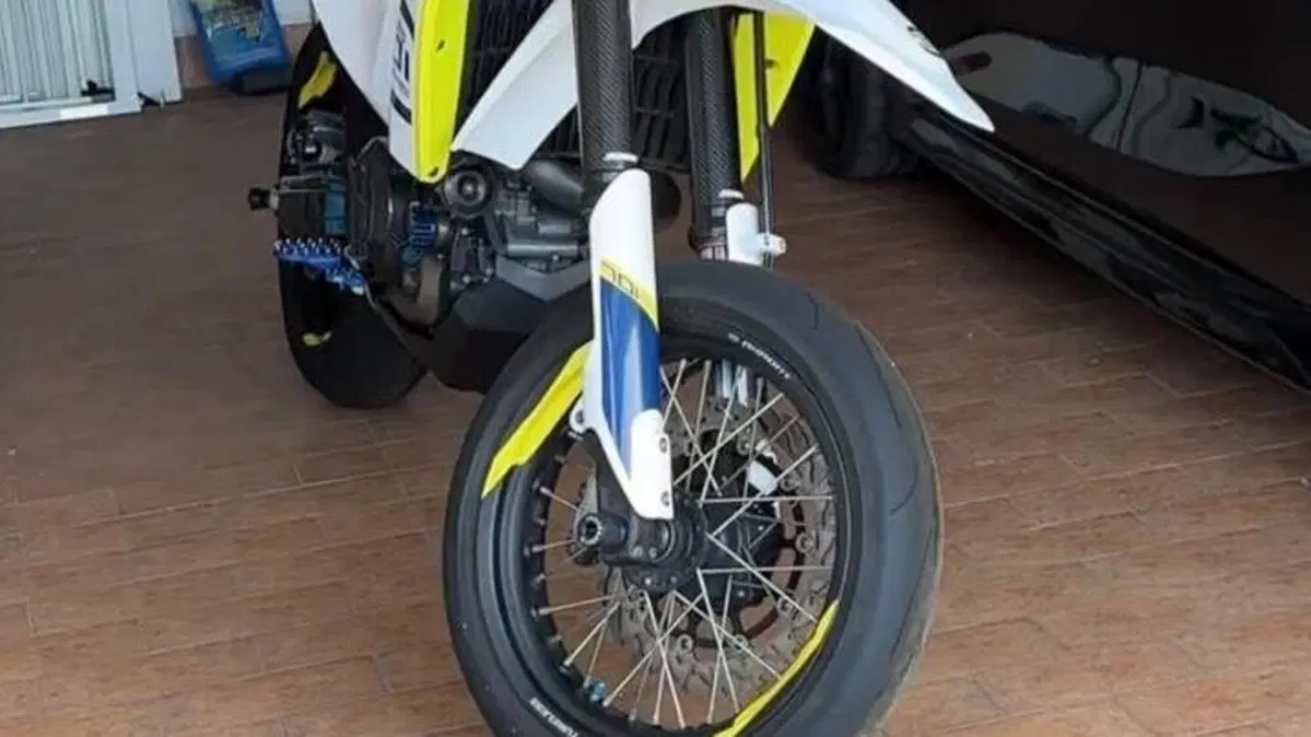 Husqvarna 701 Supermoto (2017 - 19)  (2)