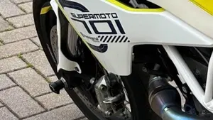 Husqvarna 701 Supermoto (2017 - 19)  (8)