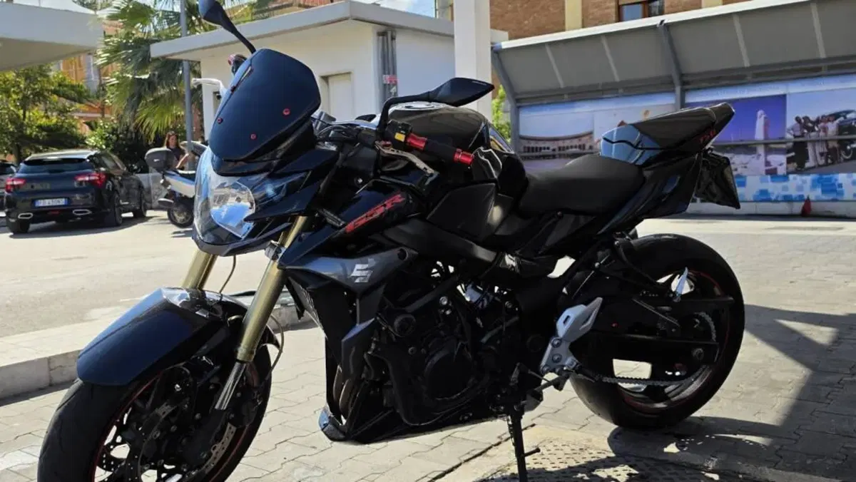 Suzuki GSR 750 (2010 - 15) 