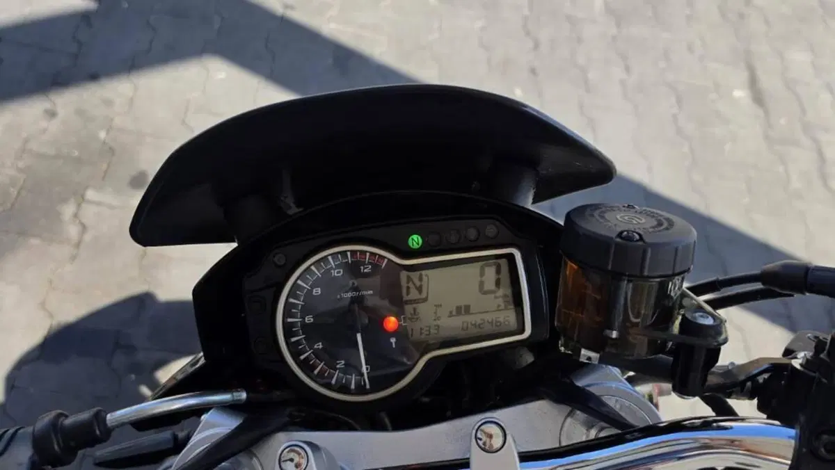 Suzuki GSR 750 (2010 - 15)  (2)