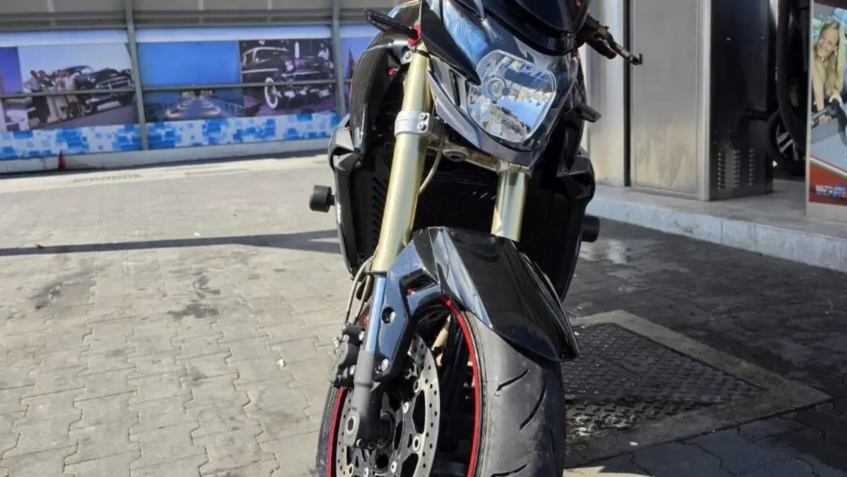 Suzuki GSR 750 (2010 - 15)  (4)
