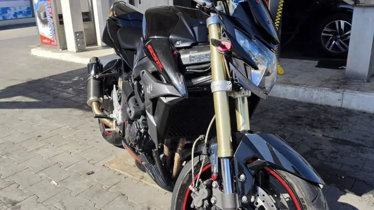 Suzuki GSR 750 (2010 - 15)  (5)