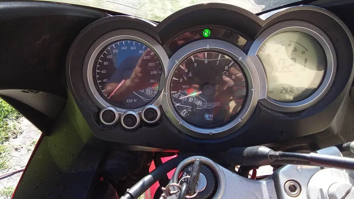 Triumph Sprint 1050 ST  (2)