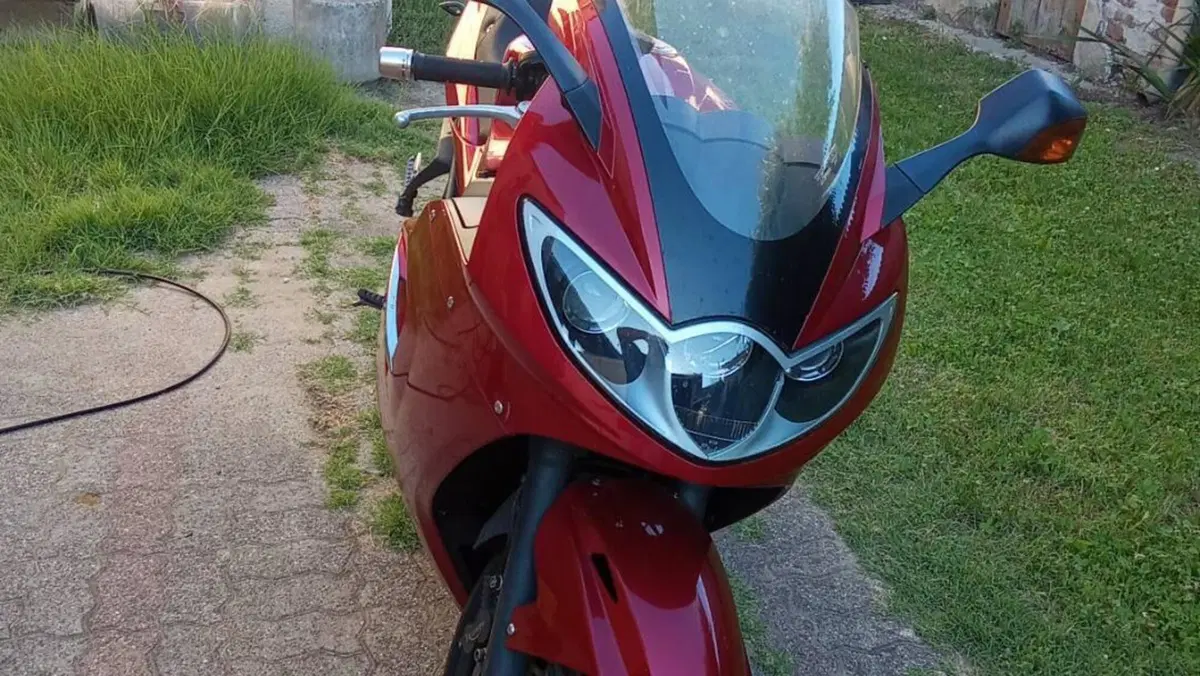 Triumph Sprint 1050 ST  (3)