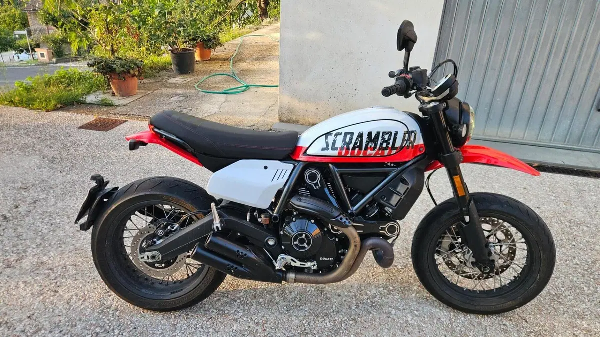 Ducati Scrambler 800 Urban Motard (2022) 