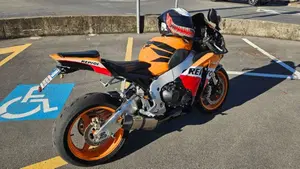 Honda CBR 1000 RR Fireblade (2008 - 11)  (2)