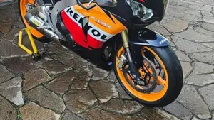 Honda CBR 1000 RR Fireblade (2008 - 11)  (3)