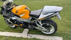 Honda CBR 900 RR Fireblade (2000 - 01)  (2)