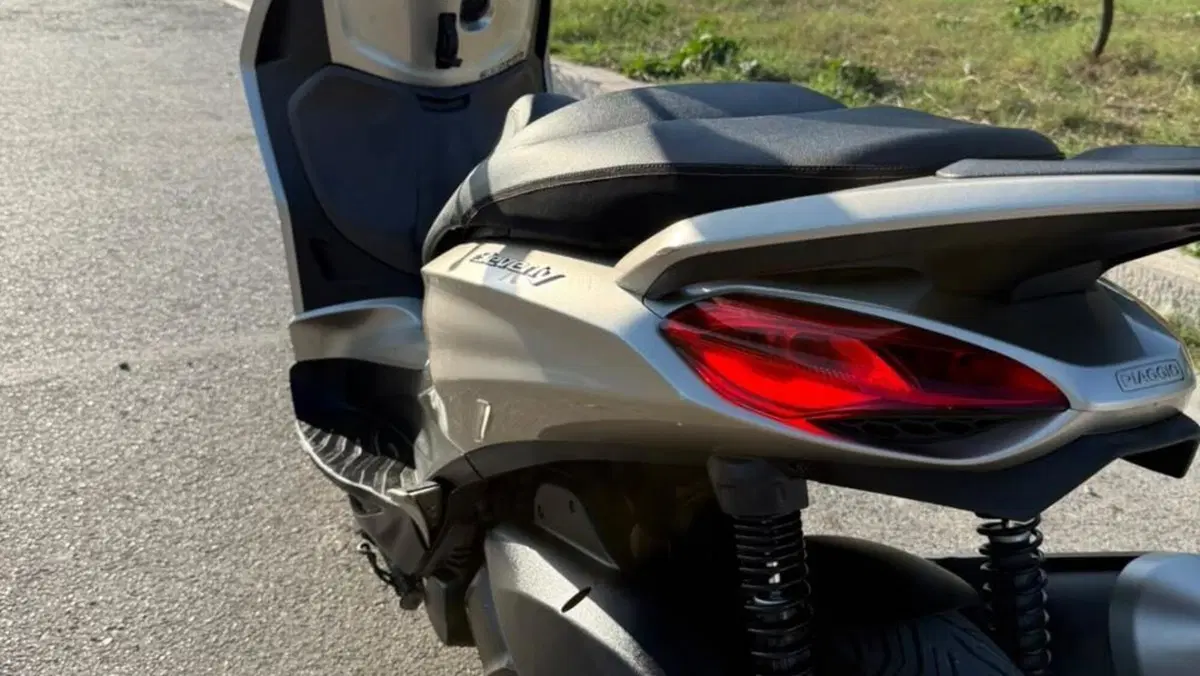 Piaggio Beverly 300 ABS-ASR (2021 - 25)  (3)