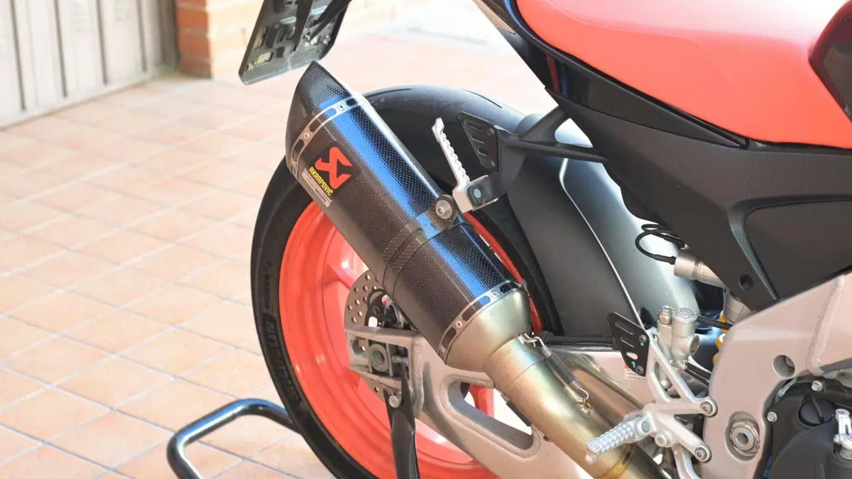 Aprilia Tuono V4 Factory (2021 - 24)  (14)