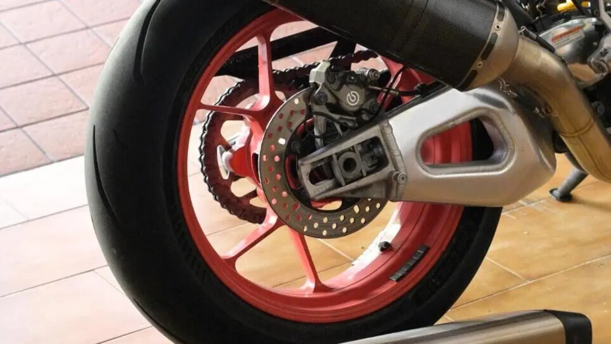 Aprilia Tuono V4 Factory (2021 - 24)  (20)
