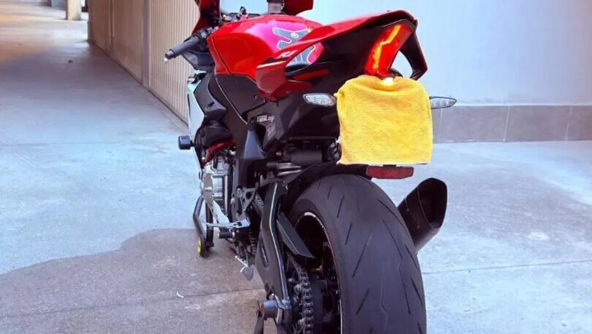 Yamaha YZF R1 (2015 - 16)  (9)