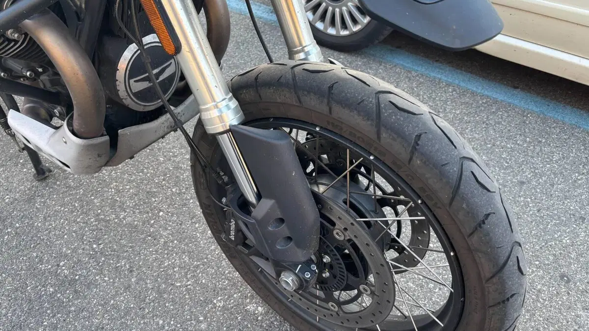 Moto Guzzi V85 TT Guardia d'Onore (2022 - 23)  (6)