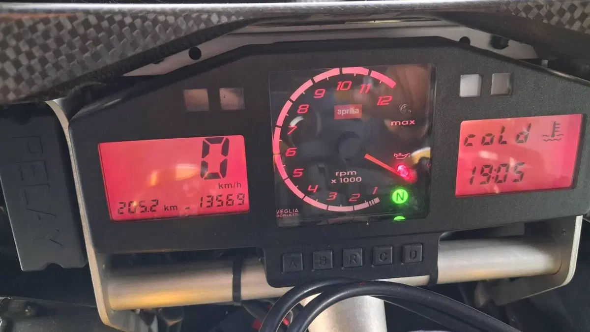 Aprilia RSV 1000 R (2001 - 02)  (16)