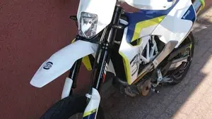 Husqvarna 701 Supermoto (2017 - 19)  (5)