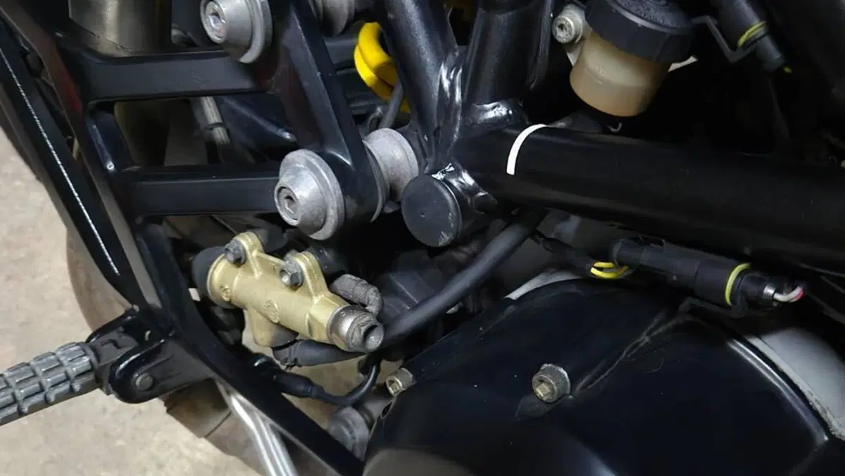 Ducati Monster 620 I.E. Dark (2002)  (13)