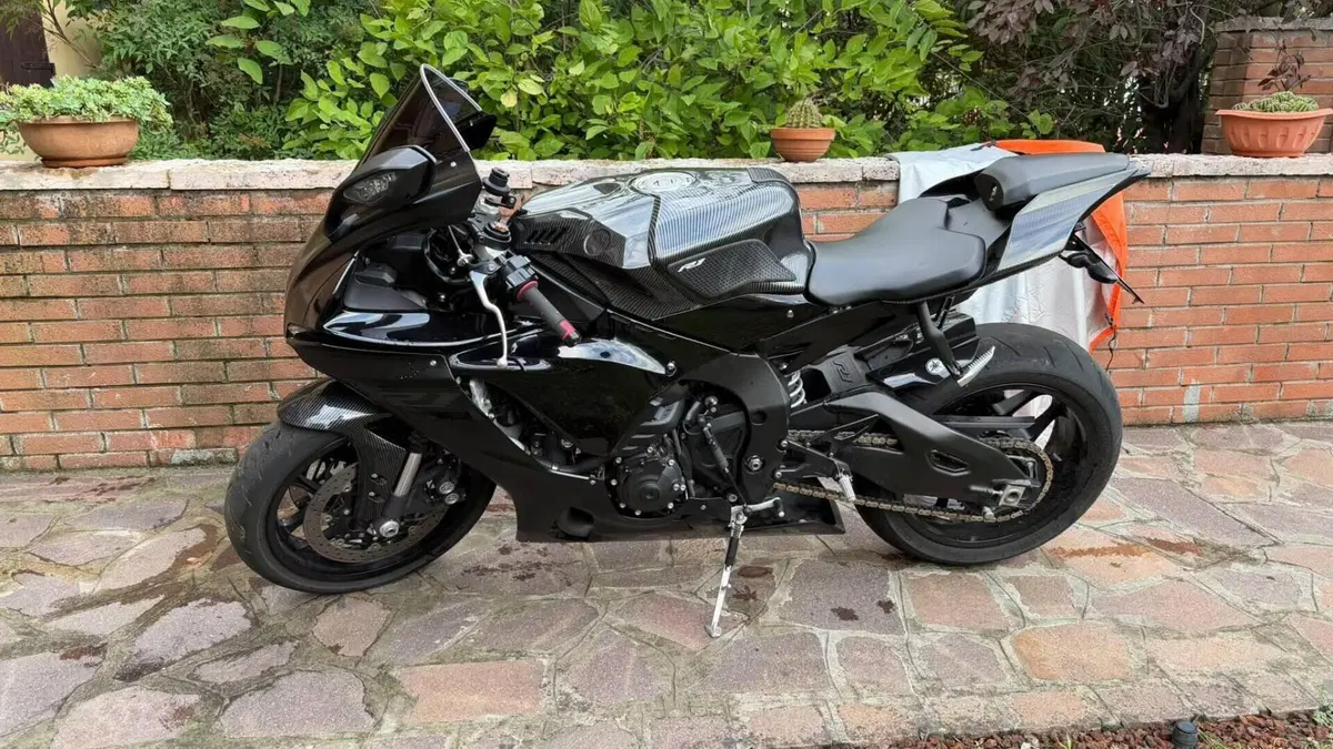 Yamaha YZF R1 (2020 - 25)  (2)