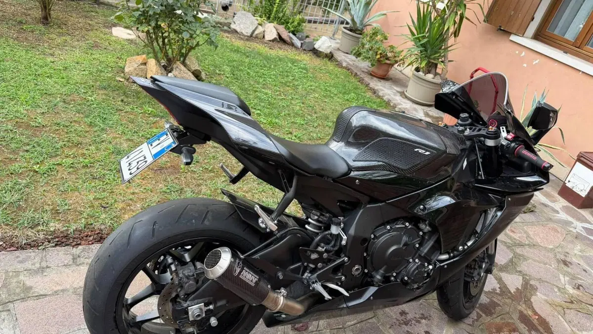 Yamaha YZF R1 (2020 - 25)  (3)
