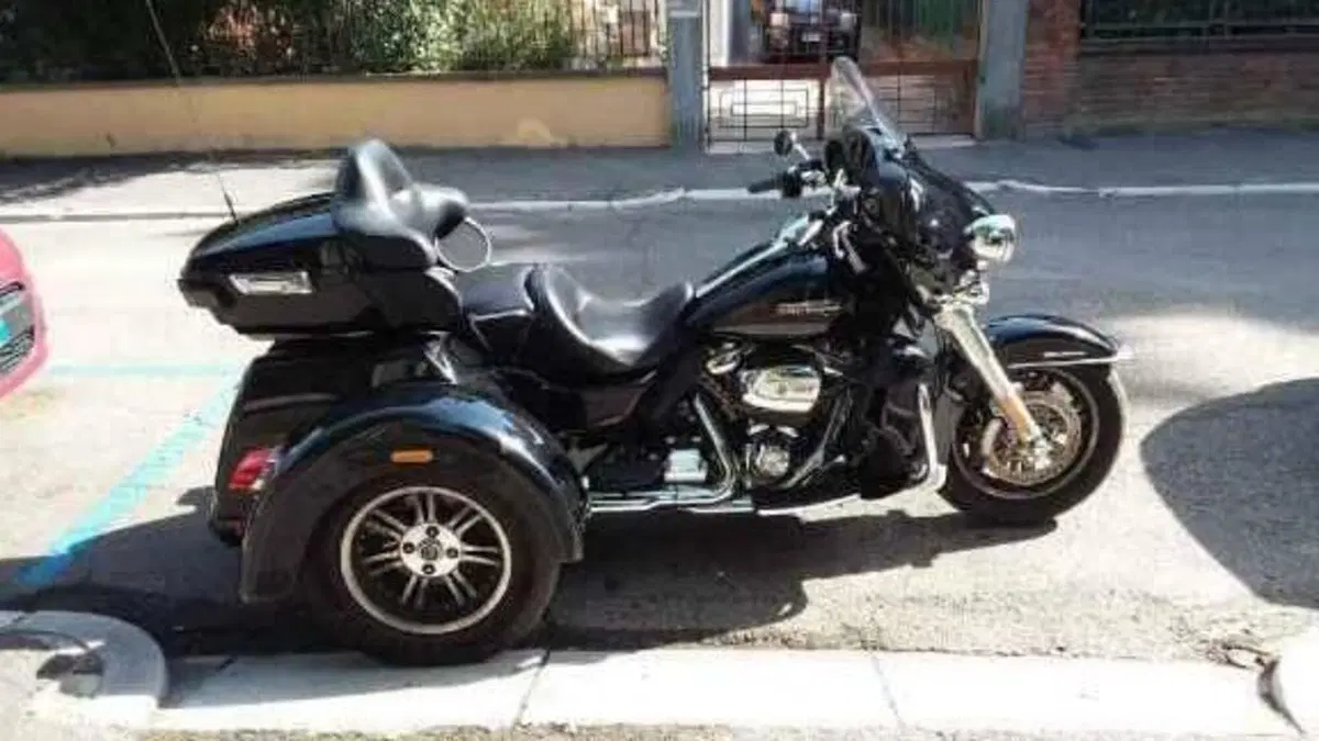 Harley-Davidson 107 Tri Glide Ultra (2017 - 18) - FLHTCUTG  (4)