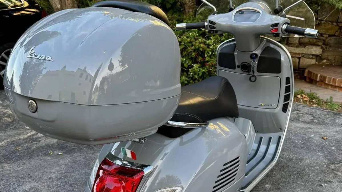 Vespa GTS 300 Hpe Super Tech (2019)  (3)