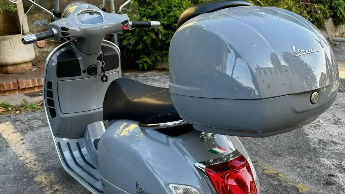 Vespa GTS 300 Hpe Super Tech (2019)  (4)